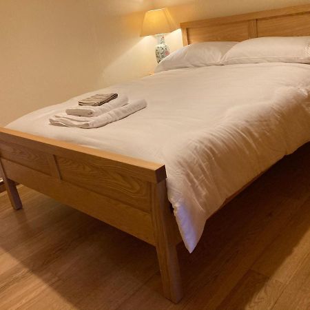 Double Bed Self Contained Annexe 14B Is To The Right Of The Main House Apartment ซอลส์บรี ภายนอก รูปภาพ