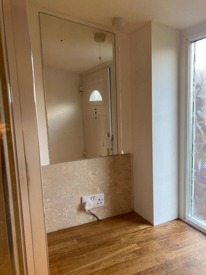 Double Bed Self Contained Annexe 14B Is To The Right Of The Main House Apartment ซอลส์บรี ภายนอก รูปภาพ