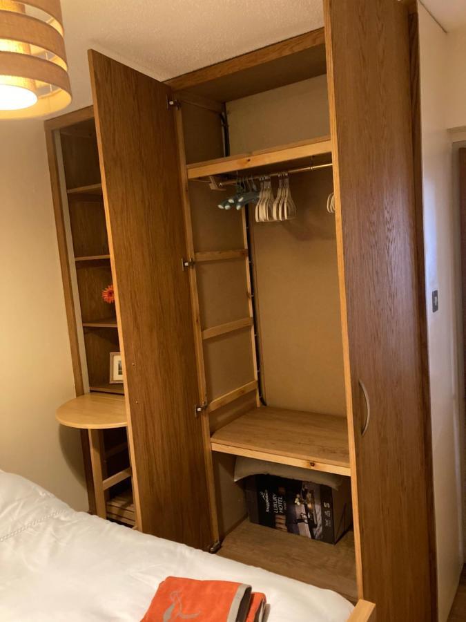 Double Bed Self Contained Annexe 14B Is To The Right Of The Main House Apartment ซอลส์บรี ภายนอก รูปภาพ