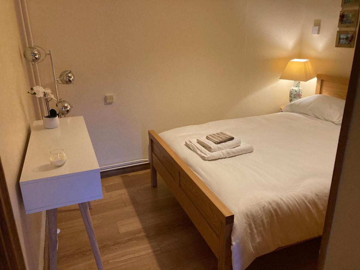 Double Bed Self Contained Annexe 14B Is To The Right Of The Main House Apartment ซอลส์บรี ภายนอก รูปภาพ