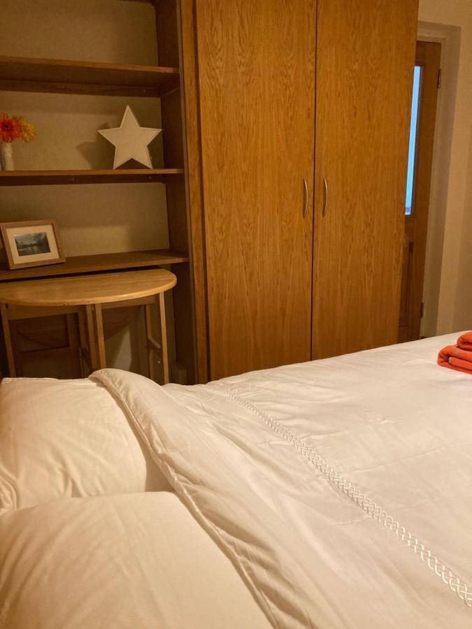 Double Bed Self Contained Annexe 14B Is To The Right Of The Main House Apartment ซอลส์บรี ภายนอก รูปภาพ