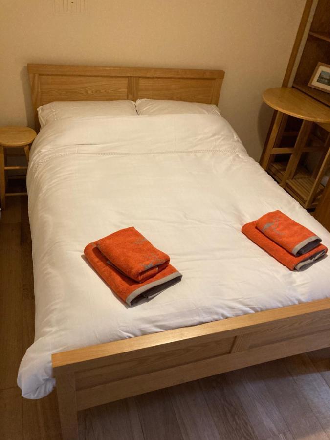 Double Bed Self Contained Annexe 14B Is To The Right Of The Main House Apartment ซอลส์บรี ภายนอก รูปภาพ