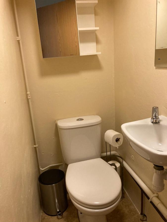 Double Bed Self Contained Annexe 14B Is To The Right Of The Main House Apartment ซอลส์บรี ภายนอก รูปภาพ